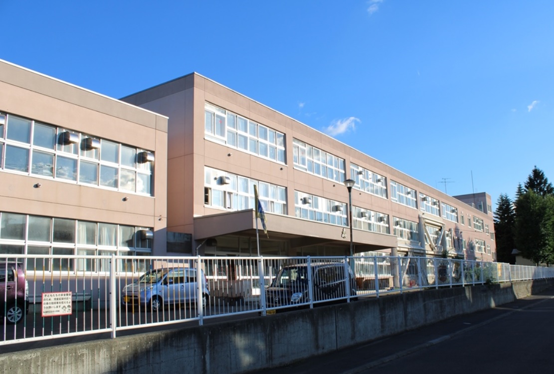 小学校　札幌市立白石小学校（小学校）まで592m