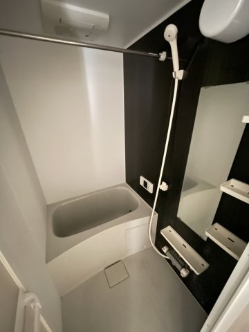 バス・シャワールーム　追い焚き、浴室乾燥機能付きの浴室です
