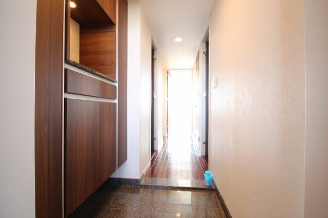 玄関　シューズボックス付きの玄関　１４０２号室の写真です。