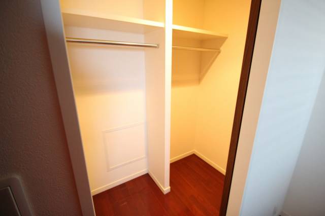 収納　ウォークインクローゼットで収納も沢山　１４０２号室の写真です