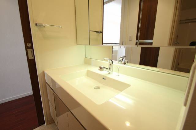 洗面設備　ワイドタイプのシャワー付きドレッサー　１４０２号室の写真です