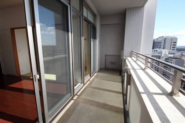 バルコニー　南向きのベランダ　日当り良好です　１４０２号室の写真です。