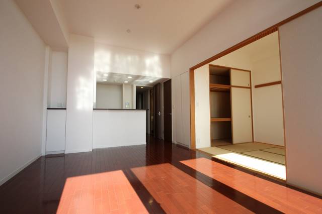 居室・リビング　南向きのリビングは日当り良好　隣の和室と合わせて２０帖　１４