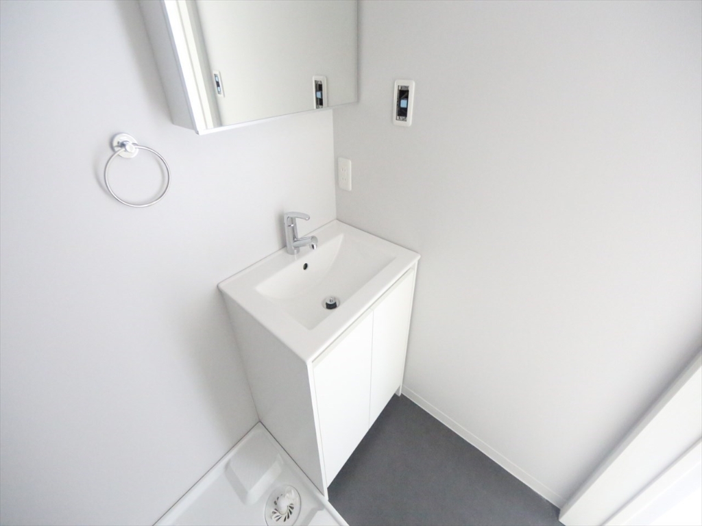 洗面設備　脱衣所　シャワー独立洗面台　洗濯機ご用意できます