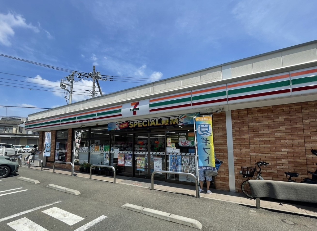 コンビニ　セブンイレブン　川崎久末（コンビニ）まで555m