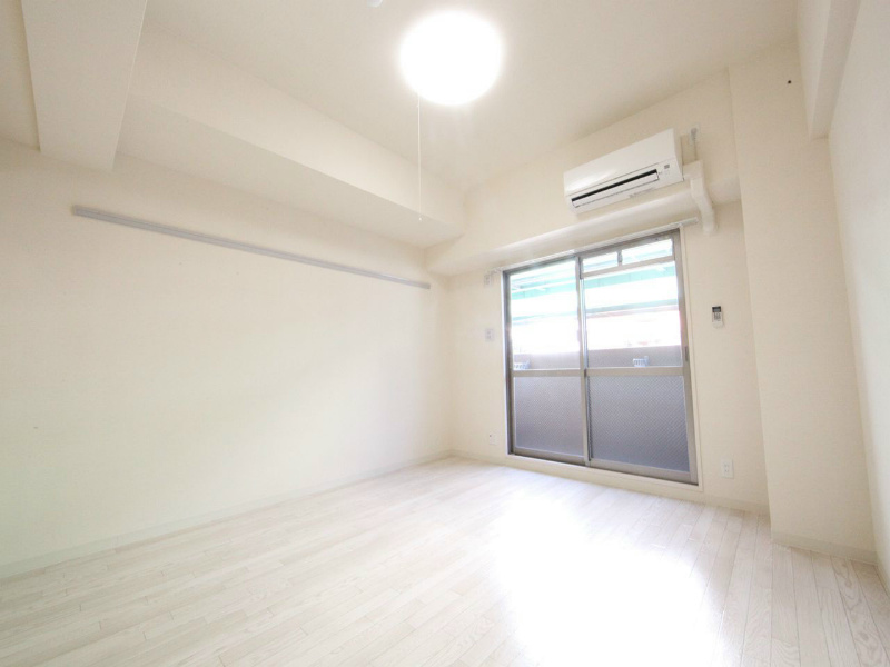 バルコニー　洋室8.8帖　エアコン完備　バルコニー