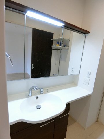 洗面設備　写真は同建物の別部屋を参考に掲載しております。