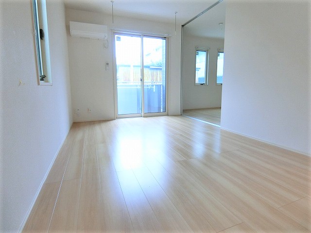 居室・リビング　写真は同建物の別部屋を参考に掲載しております。