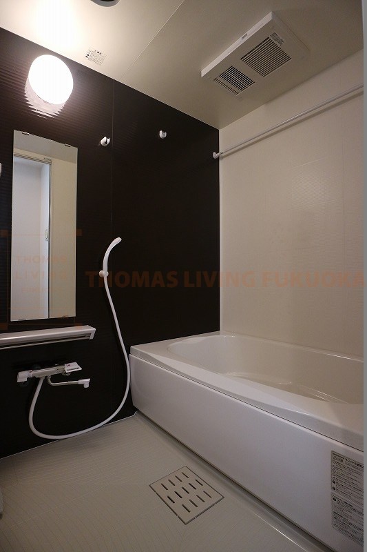 バス・シャワールーム　脚をのばして入浴できます