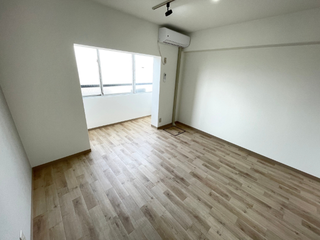 居室・リビング　８帖の洋室