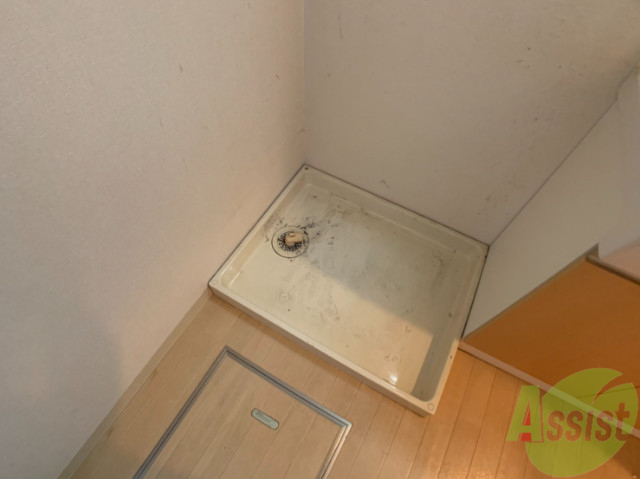 その他設備　脱衣所には洗濯パンが設置されています。置き場所に困りません。