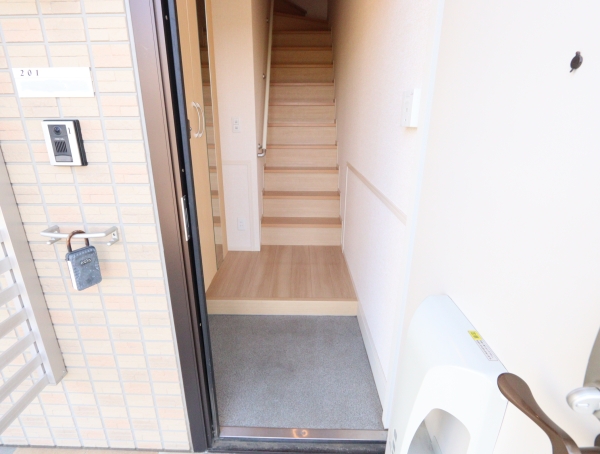 玄関　入ってすぐに内階段あります