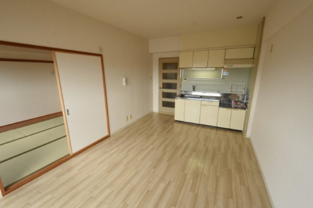 居室・リビング　床色が明るくて綺麗です♪