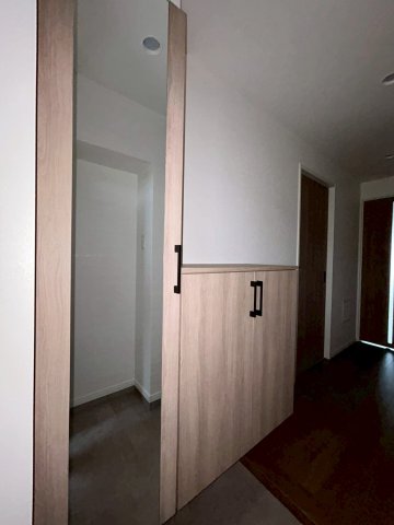 玄関　同タイプの別の階の写真です。現況優先です。