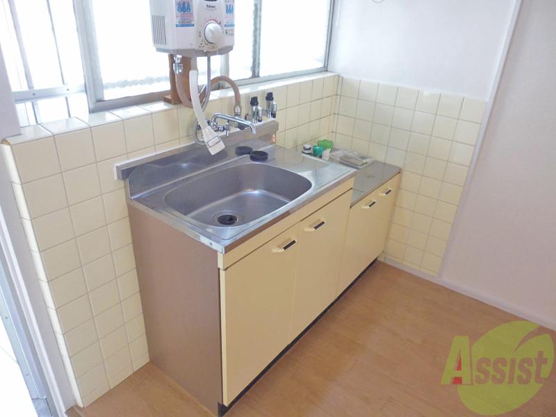 キッチン　前面に大きな窓が有って明るいキッチン。換気も良くできてマル