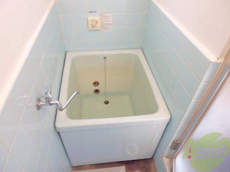 バス・シャワールーム　湯船は小さ目ですが毎日使って疲れを癒しましょう～いい湯だな～