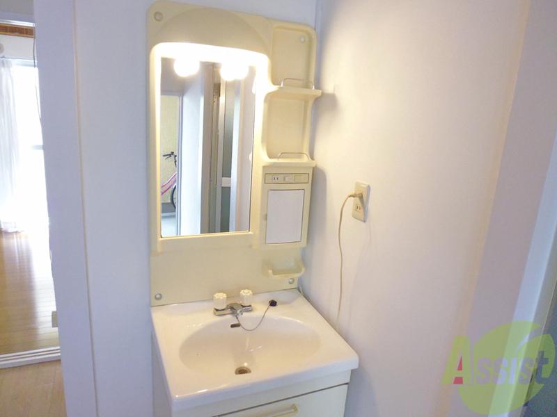 洗面設備　綺麗な独立洗面台を設置いたしました。身支度楽しくなりますね