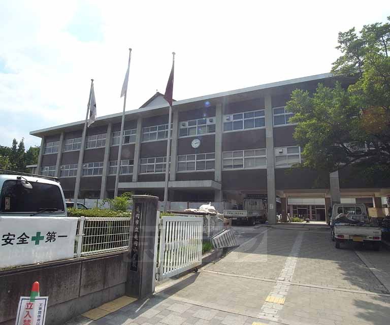 小学校　亀岡小学校（小学校）まで300m