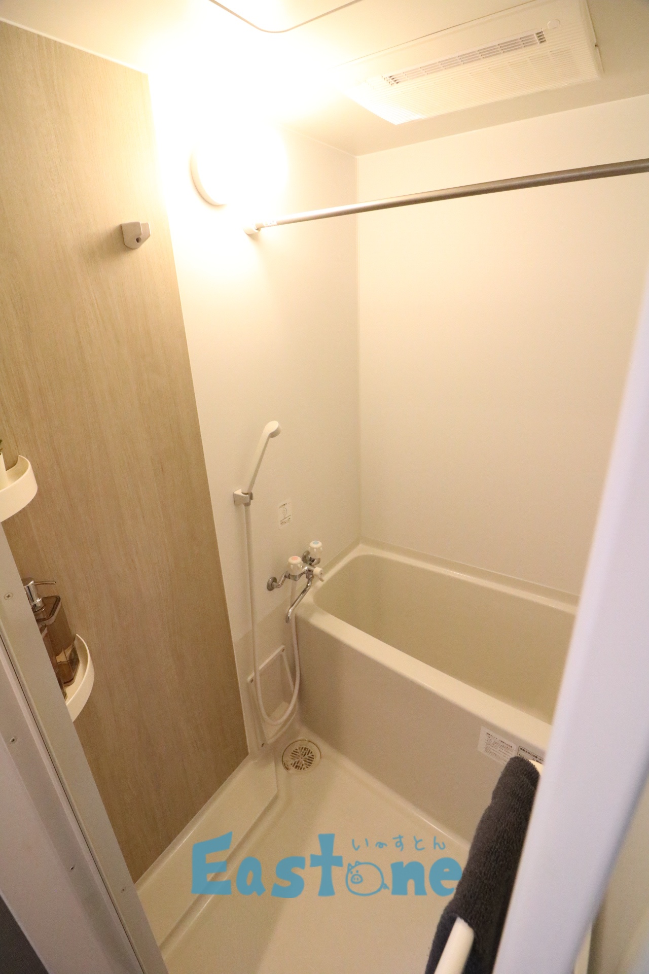 バス・シャワールーム　デザインがオシャレで清潔感があります