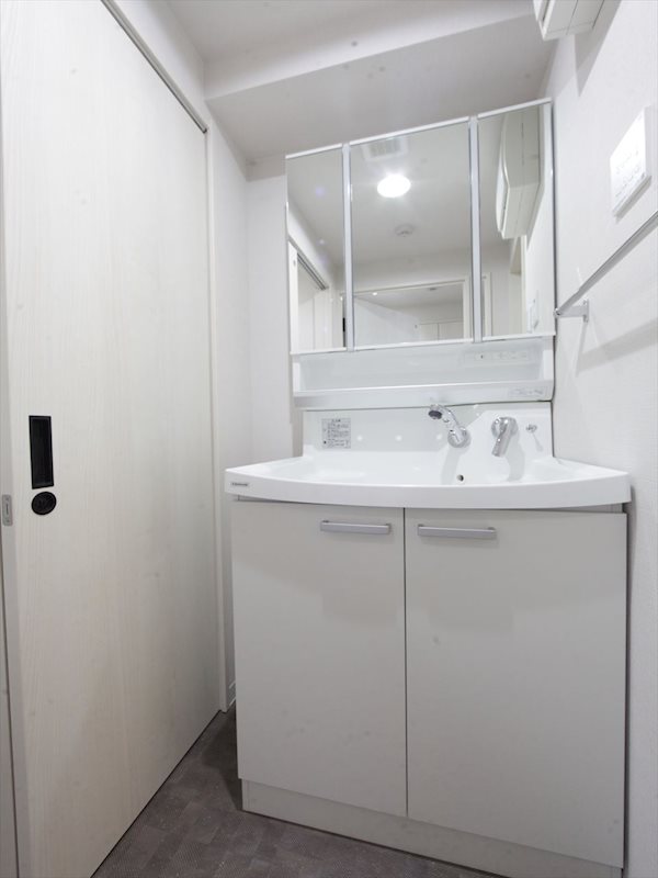 洗面設備　脱衣所　独立洗面台（シャンプードレッサー付）