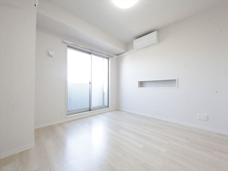 その他部屋・スペース　洋室9.6帖　収納充実　エアコン付　バルコニーに面しています