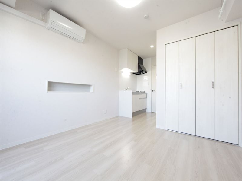 居室・リビング　洋室9.6帖　収納充実　エアコン付　バルコニーに面しています