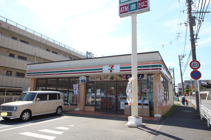 コンビニ　セブンイレブン横浜菅田町店（コンビニ）まで700m
