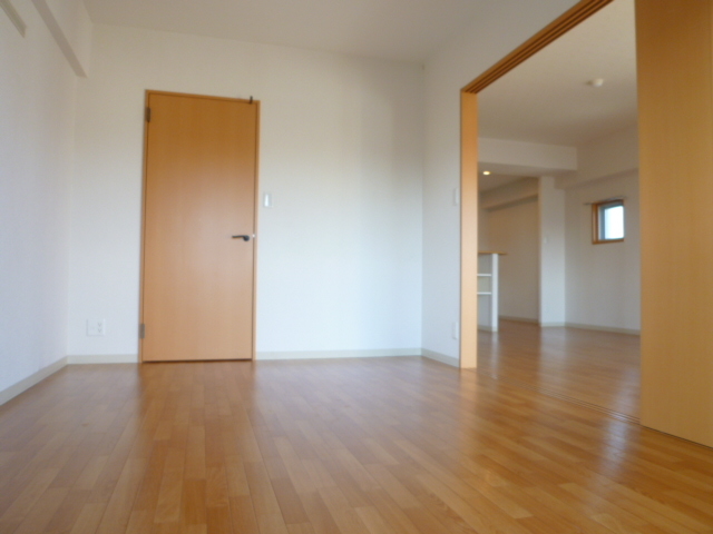 その他　南向きに面した洋室は日当り良好