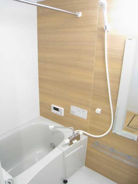 バス・シャワールーム　追焚、浴室乾燥機付きのバスルーム