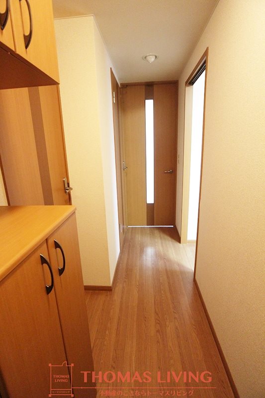 玄関　扉で仕切られるので急な来客も安心です。