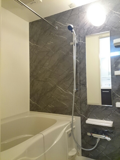 バス・シャワールーム　嬉しい追い焚き・浴室乾燥機付きです♪