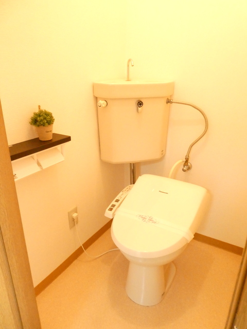 トイレ　※同タイプ参考写真（備品は設備ではありません）