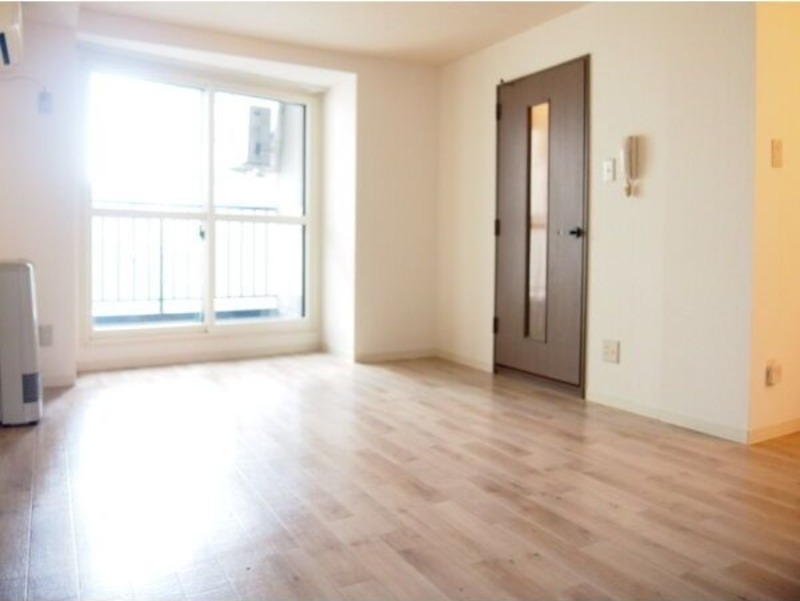 居室・リビング　内装中につき同タイプ別号室の画像です。