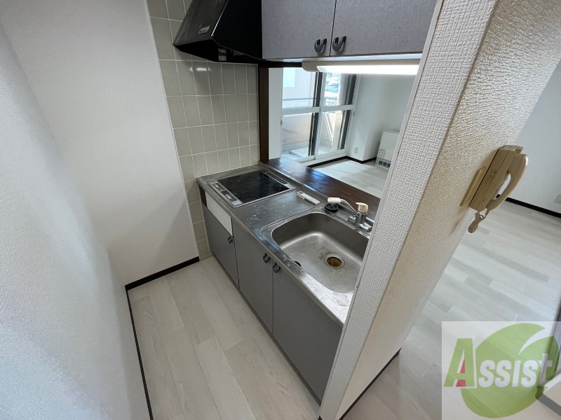 キッチン　対面キッチンになっているので料理しながらＴＶも見れますよ～。