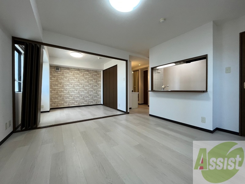 居室・リビング　フローリングと壁のカラーが明るい雰囲気ですね！