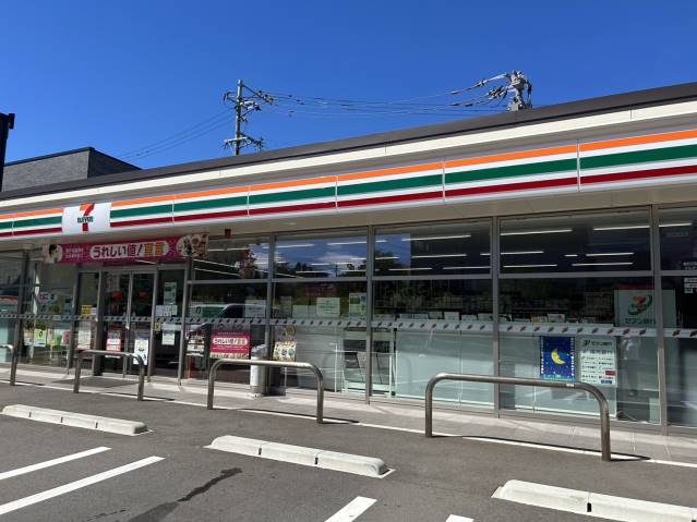 コンビニ　セブンイレブン（コンビニ）まで817m