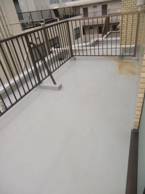 バルコニー　お天気のいい日は洗濯物も気持ちよく干せますね！