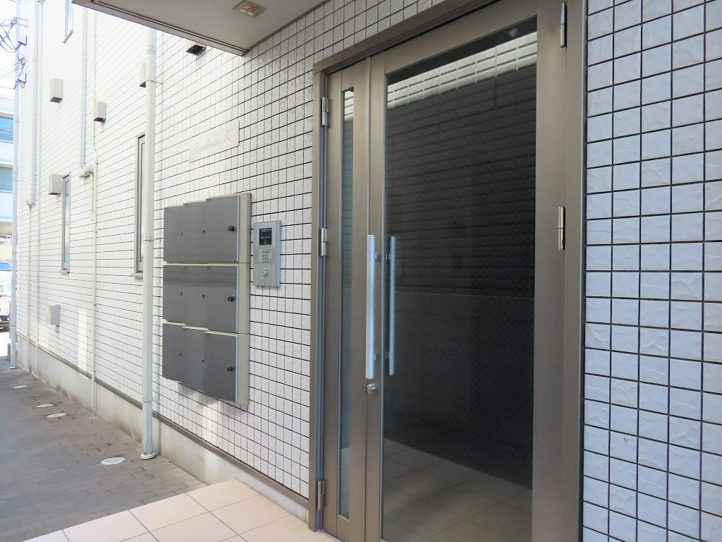 エントランス　落ち着いたエントランスです