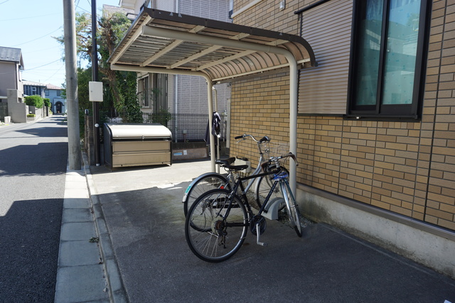 その他共有部分　雨の日でも安心して止められる屋根付の駐輪場です☆