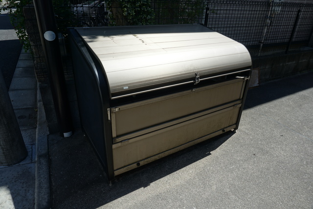 その他共有部分　ボックスタイプのごみ置き場で清潔ですね♪