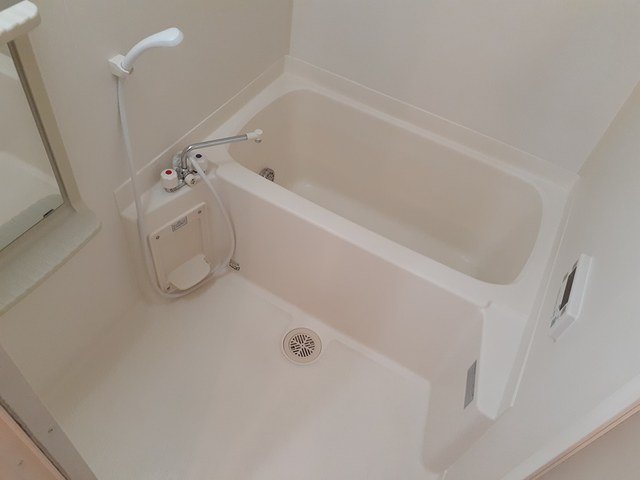 バス・シャワールーム　コンパクトで使いやすいお風呂です