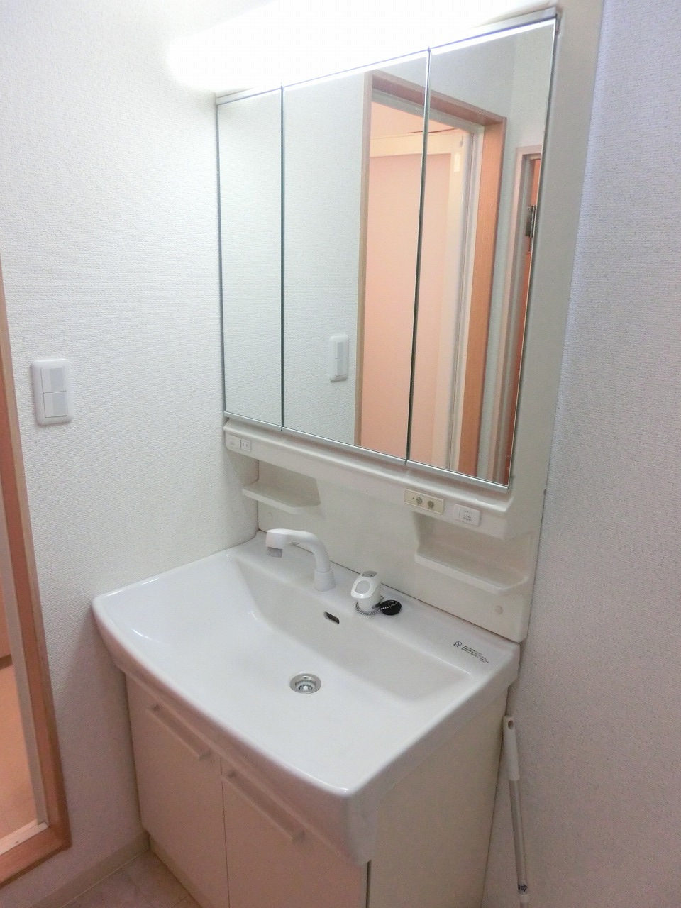 洗面設備　３面鏡の独立洗面台！