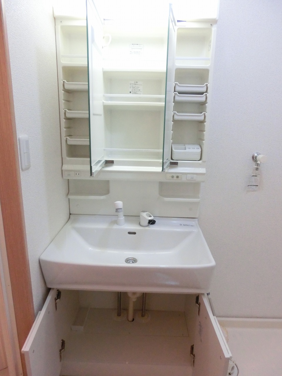 その他設備　鏡の裏は全面収納となっております！