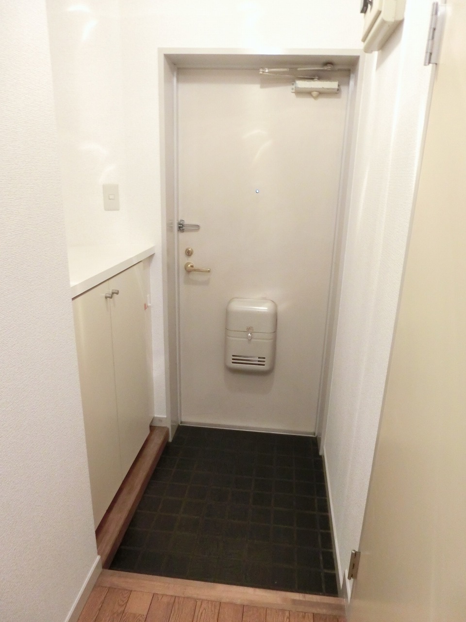 玄関　駅まで平坦！自転車で快適！！バス停も徒歩２分！！！