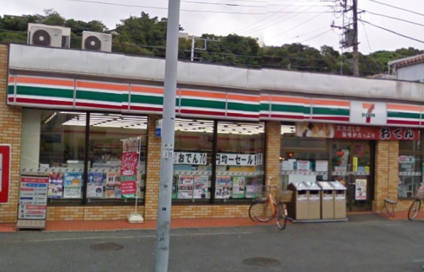 コンビニ　セブンイレブン横浜根岸3丁目店（コンビニ）まで715m