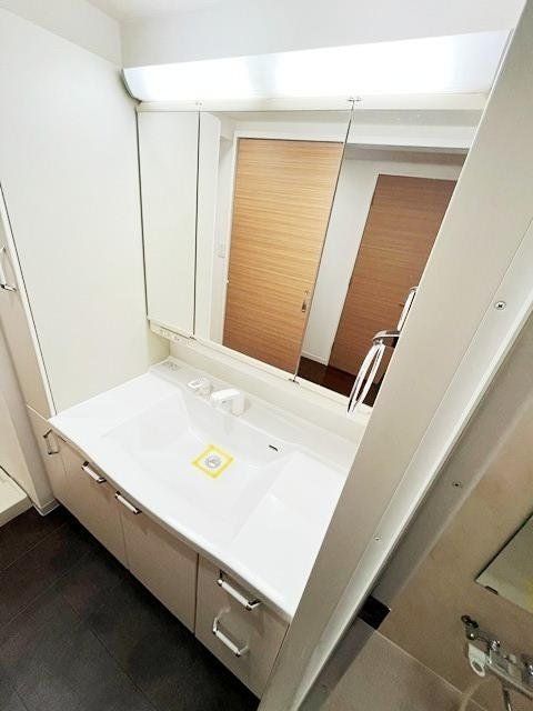 洗面設備　幅広い洗面台