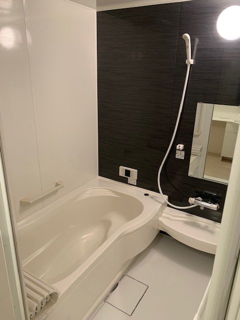 バス・シャワールーム　1坪タイプのお風呂で足をゆったり伸ばして入れますよ