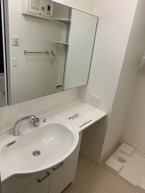 洗面設備　鏡の大きいカウンタータイプの洗髪洗面化粧台