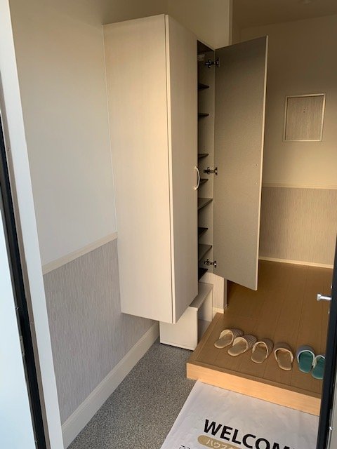 玄関　収納たっぷりの下駄箱付