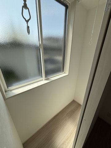 バルコニー　※写真は106号室です。(別タイプのお部屋です) 相違する場